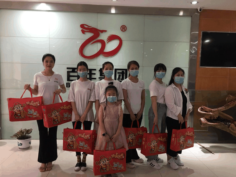 百年集團為員工子女發(fā)放“六一”禮物，祝愿所有的孩子兒童節(jié)快樂！