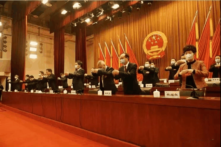 握手禮改為“拱手禮”，五千年中華文明禮節(jié)，因?yàn)橐咔橐馔饣謴?fù)了？